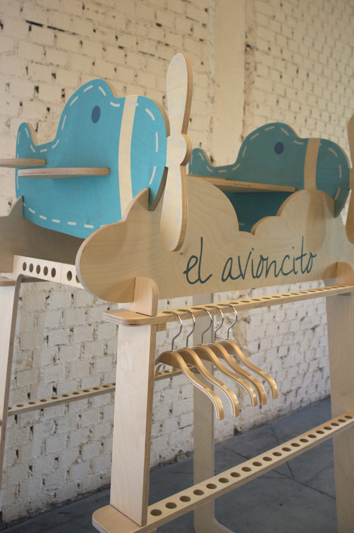 Detalle colocación de perchas